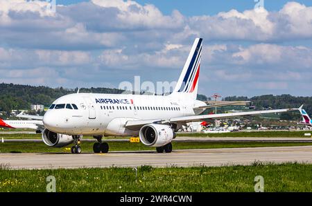 Ein Airbus A318-111 von Air France rollt auf dem Flughafen Zürich zur Startbahn. Registrierung F-GUGL. (Zürich, Schweiz, 03.05.2023) Stockfoto