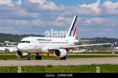 Ein Airbus A318-111 von Air France rollt auf dem Flughafen Zürich zur Startbahn. Registrierung F-GUGL. (Zürich, Schweiz, 03.05.2023) Stockfoto