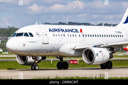 Ein Airbus A318-111 von Air France rollt auf dem Flughafen Zürich zur Startbahn. Registrierung F-GUGL. (Zürich, Schweiz, 03.05.2023) Stockfoto