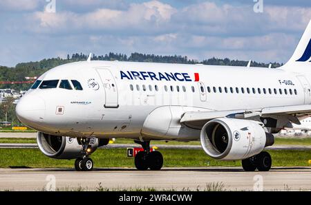 Ein Airbus A318-111 von Air France rollt auf dem Flughafen Zürich zur Startbahn. Registrierung F-GUGL. (Zürich, Schweiz, 03.05.2023) Stockfoto