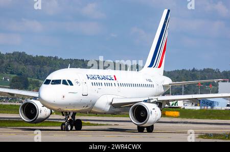 Ein Airbus A318-111 von Air France rollt auf dem Flughafen Zürich zur Startbahn. Registrierung F-GUGL. (Zürich, Schweiz, 03.05.2023) Stockfoto