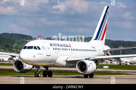 Ein Airbus A318-111 von Air France rollt auf dem Flughafen Zürich zur Startbahn. Registrierung F-GUGL. (Zürich, Schweiz, 03.05.2023) Stockfoto