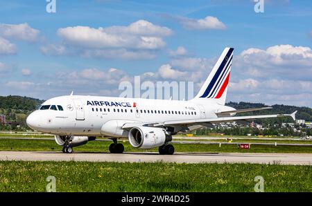 Ein Airbus A318-111 von Air France rollt auf dem Flughafen Zürich zur Startbahn. Registrierung F-GUGL. (Zürich, Schweiz, 03.05.2023) Stockfoto