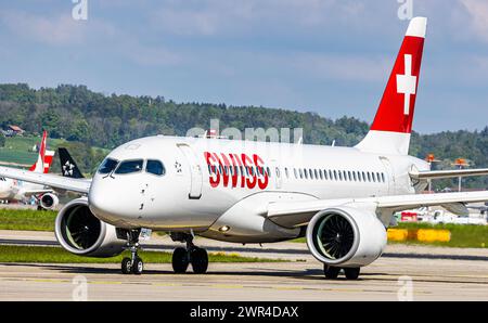 Ein Airbus A220-100 von Swiss International Airlines rollt auf dem Flughafen Zürich zur Startbahn. Registrierung HB-JBE. (Zürich, Schweiz, 03.05.2023) Stockfoto