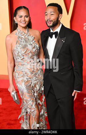 Los Angeles, USA. März 2024. Chrissy Teigen und John Legend kommen bei der Vanity Fair Oscar Party, Wallis Annenberg Center for the Performing Arts. Quelle: Doug Peters/EMPICS/Alamy Live News Stockfoto