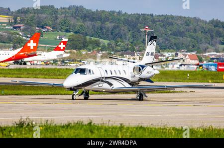 Ein Cessna 560XL Citation XLS+ von Aeropartner rollt auf dem Flughafen Zürich zur Startbahn. Registrierung OK-WND. (Zürich, Schweiz, 03.05.2023) Stockfoto