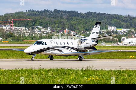 Ein Cessna 560XL Citation XLS+ von Aeropartner rollt auf dem Flughafen Zürich zur Startbahn. Registrierung OK-WND. (Zürich, Schweiz, 03.05.2023) Stockfoto