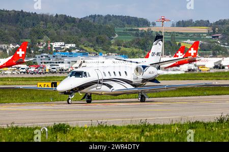 Ein Cessna 560XL Citation XLS+ von Aeropartner rollt auf dem Flughafen Zürich zur Startbahn. Registrierung OK-WND. (Zürich, Schweiz, 03.05.2023) Stockfoto