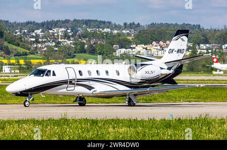 Ein Cessna 560XL Citation XLS+ von Aeropartner rollt auf dem Flughafen Zürich zur Startbahn. Registrierung OK-WND. (Zürich, Schweiz, 03.05.2023) Stockfoto