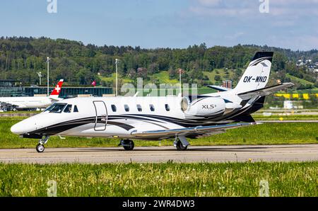 Ein Cessna 560XL Citation XLS+ von Aeropartner rollt auf dem Flughafen Zürich zur Startbahn. Registrierung OK-WND. (Zürich, Schweiz, 03.05.2023) Stockfoto