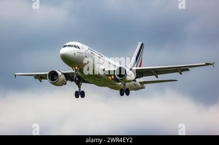 Ein Airbus A319-111 von Air France befindet sich im Landeanflug auf den Flughafen Zürich. Registrierung F-GRHV. (Zürich, Schweiz, 18.05.2023) Stockfoto