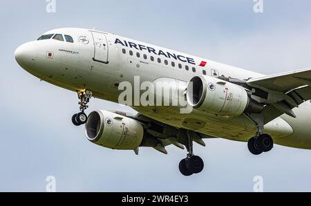 Ein Airbus A319-111 von Air France befindet sich im Landeanflug auf den Flughafen Zürich. Registrierung F-GRHV. (Zürich, Schweiz, 18.05.2023) Stockfoto