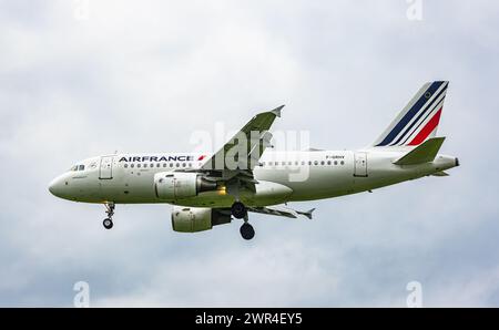 Ein Airbus A319-111 von Air France befindet sich im Landeanflug auf den Flughafen Zürich. Registrierung F-GRHV. (Zürich, Schweiz, 18.05.2023) Stockfoto