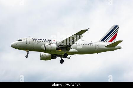 Ein Airbus A319-111 von Air France befindet sich im Landeanflug auf den Flughafen Zürich. Registrierung F-GRHV. (Zürich, Schweiz, 18.05.2023) Stockfoto