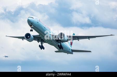 Eine Boeing 777-333ER von Air Canada startete vom Flughafen Zürich. Registrierung C-FIVM. (Zürich, Schweiz, 24.04.2023) Stockfoto