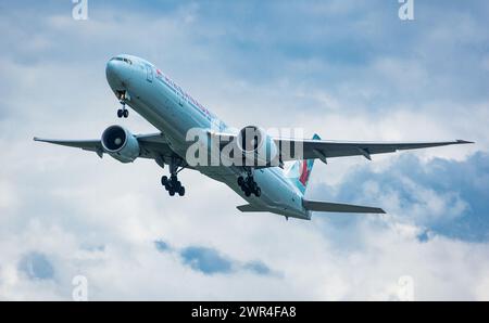 Eine Boeing 777-333ER von Air Canada startete vom Flughafen Zürich. Registrierung C-FIVM. (Zürich, Schweiz, 24.04.2023) Stockfoto