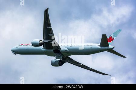 Eine Boeing 777-333ER von Air Canada startete vom Flughafen Zürich. Registrierung C-FIVM. (Zürich, Schweiz, 24.04.2023) Stockfoto