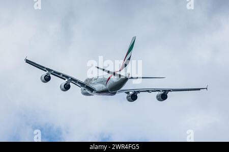 Ein Airbus A380-861 von Emirates Airlines startete am Flughafen Zürich. Registrierung A6-EDM. (Zürich, Schweiz, 24.04.2023) Stockfoto