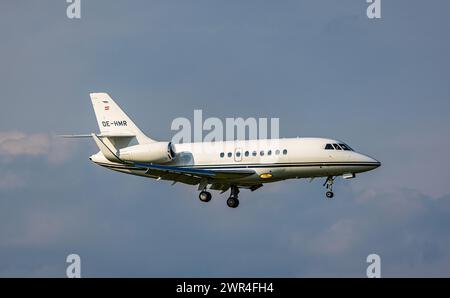 Ein Dassault Falcon 2000LX von MHS Aviation befindet sich im Landeanflug auf den Flughafen Zürich. Registrierung OE-HMR. (Zürich, Schweiz, 01.06.2023) Stockfoto