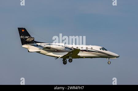 Ein Cessna 560XL Citation XLS+ eines Private Besitzers befindet sich im Landeanflug auf den Flughafen Zürich. Registrierung EC-NCJ. (Zürich, Schweiz, Stockfoto