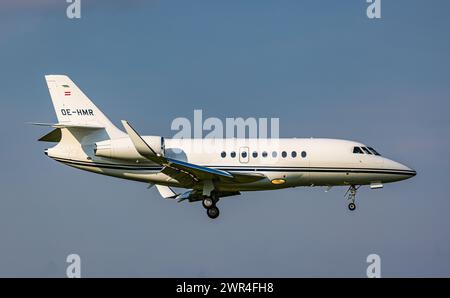 Ein Dassault Falcon 2000LX von MHS Aviation befindet sich im Landeanflug auf den Flughafen Zürich. Registrierung OE-HMR. (Zürich, Schweiz, 01.06.2023) Stockfoto