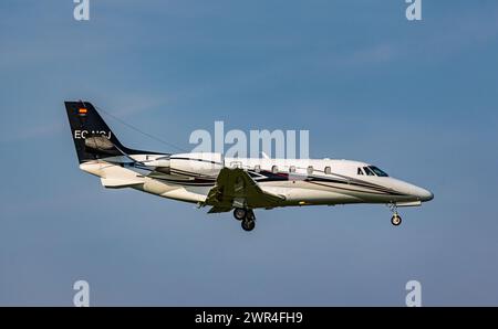 Ein Cessna 560XL Citation XLS+ eines Private Besitzers befindet sich im Landeanflug auf den Flughafen Zürich. Registrierung EC-NCJ. (Zürich, Schweiz, Stockfoto