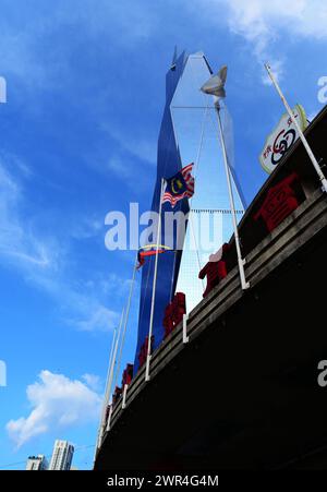 MALAYSIA KUALA LUMPUR 11/05/24 .Merdeka 118, früher Menara Warisan Merdeka A, KL 118 und PNB 118, ist ein 118-stöckiger Megatall-Wolkenkratzer in Kuala Lumpur, Malaysia. Mit einer Höhe von 678,9 m 2.227 ft ist es das zweithöchste Gebäude der Welt, nur hinter dem Burj Khalifa mit 828 m 2.717 ft. Der Name des Gebäudes, Merdeka, was für Unabhängigkeit in Malay steht, ist von seiner Nähe zum Stadion Merdeka inspiriert.der Turm des Gebäudes wurde im Dezember 2022 fertiggestellt. die endgültige Höhe von 678,9 m 2.227 ft über dem Boden und 700,9 m 2.300 ft über dem Meeresspiegel markiert. das Gebäude ist eine Mischung Stockfoto