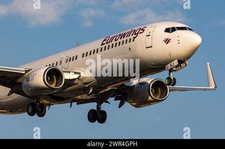 Eine Boeing 737-86J von Eurowings ist im Anflug auf die Landebahn 28 des Flughafen Zürich. Registrierung D-ABKJ. (Zürich, Schweiz, 03.07.2023) Stockfoto