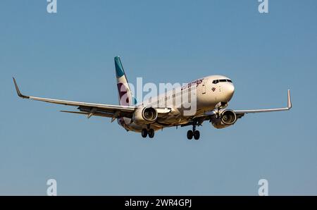 Eine Boeing 737-86J von Eurowings ist im Anflug auf die Landebahn 28 des Flughafen Zürich. Registrierung D-ABKJ. (Zürich, Schweiz, 03.07.2023) Stockfoto