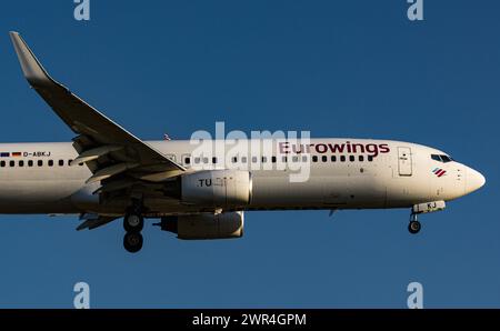 Eine Boeing 737-86J von Eurowings ist im Anflug auf die Landebahn 28 des Flughafen Zürich. Registrierung D-ABKJ. (Zürich, Schweiz, 03.07.2023) Stockfoto