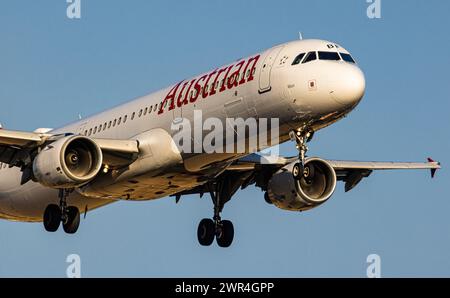 Ein Airbus A321-211 von Austrian Airlines ist im Anflug auf die Landebahn 28 des Flughafen Zürich. Registrierung OE-LBF. (Zürich, Schweiz, 03.07.2023) Stockfoto