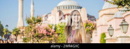 BANNER, LANGFORMATIGE Frau Genießen Sie einen wunderschönen Blick auf die Hagia Sophia Kathedrale, die berühmte Moschee des islamischen Wahrzeichens, reisen Sie nach Istanbul, Türkei. Sonniger Tag Stockfoto