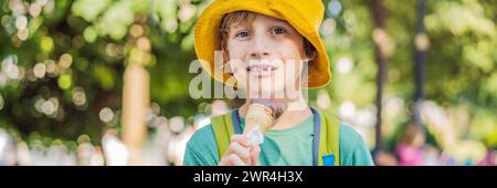 Junge Touristenjunge, der türkische EISFAHNE isst, LANGFORMAT Stockfoto