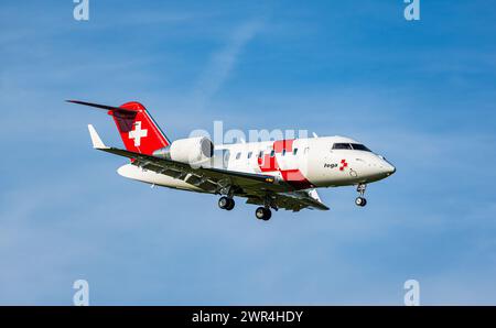 Ein Bombardier Challenger 650 von Swiss Air Ambulance (REGA) befindet sich im Landeanflug auf den Flughafen Zürich. Registrierung HB-JWC. (Zürich, Schw Stockfoto