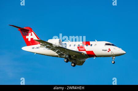 Ein Bombardier Challenger 650 von Swiss Air Ambulance (REGA) befindet sich im Landeanflug auf den Flughafen Zürich. Registrierung HB-JWC. (Zürich, Schw Stockfoto