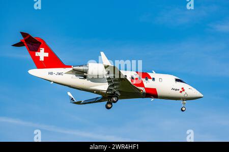 Ein Bombardier Challenger 650 von Swiss Air Ambulance (REGA) befindet sich im Landeanflug auf den Flughafen Zürich. Registrierung HB-JWC. (Zürich, Schw Stockfoto