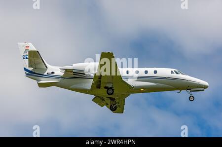 Ein Cessna 560XL Citation XLS von Fly Tyrol befindet sich im Landeanflug auf den Flughafen Zürich. Registrierung OE-GKE. (Zürich, Schweiz, 12.05.2023) Stockfoto