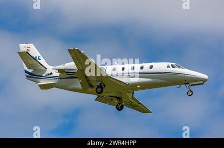 Ein Cessna 560XL Citation XLS von Fly Tyrol befindet sich im Landeanflug auf den Flughafen Zürich. Registrierung OE-GKE. (Zürich, Schweiz, 12.05.2023) Stockfoto