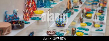 Sammlung türkischer Keramik zum Verkauf auf dem Großen Basar in Istanbul, Türkei. Türkische farbenfrohe dekorative Keramik-Souvenirteller BANNER, LANG Stockfoto