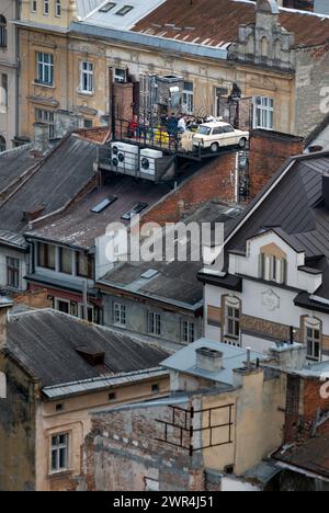 Trabant Auto auf dem Dach eines Mietshauses in Lemberg, Ukraine Stockfoto