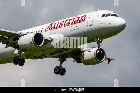 Ein Airbus A320-214 der österreichischen Fluggesellschaft Austrian Airlines ist im Landeanflug auf den Flughafen Zürich. Registrierung OE-LBM. (Zürich, Stockfoto