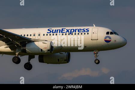 Ein Airbus A320-232 von SunExpress befindet sich im Landeanflug auf den Flughafen Zürich. Registrierung LY-MLN. (Zürich, Schweiz, 01.06.2023) Stockfoto