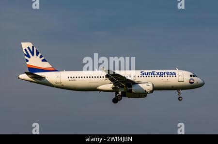 Ein Airbus A320-232 von SunExpress befindet sich im Landeanflug auf den Flughafen Zürich. Registrierung LY-MLN. (Zürich, Schweiz, 01.06.2023) Stockfoto