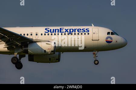 Ein Airbus A320-232 von SunExpress befindet sich im Landeanflug auf den Flughafen Zürich. Registrierung LY-MLN. (Zürich, Schweiz, 01.06.2023) Stockfoto