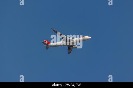 Ein Airbus A330-343X von Swiss International Airlines überfliegt den Flughafen Zürich, nachdem er vom Schweizer Flughafen gestartet ist. Registrierung Stockfoto