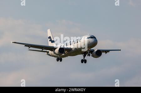 Ein Airbus A320-214 von Finnair befindet sich im Landeanflug auf den Flughafen Zürich. Registrierung OH-LXI. (Zürich, 06.06.2023) Stockfoto