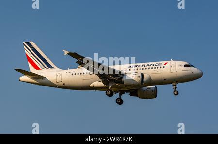 Ein Airbus A319-111 von Air France ist, aus Paris kommend, im Landeanflug auf den Flughafen Zürich. Registrierung F-GRHK. (Zürich, 06.06.2023) Stockfoto