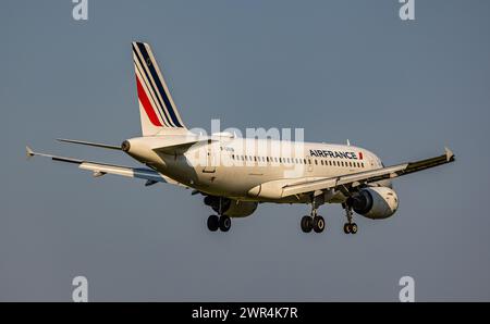 Ein Airbus A319-111 von Air France ist, aus Paris kommend, im Landeanflug auf den Flughafen Zürich. Registrierung F-GRHK. (Zürich, 06.06.2023) Stockfoto