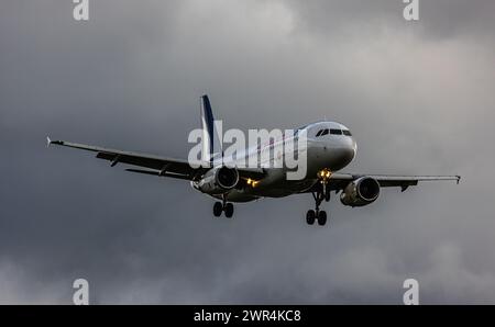 Ein Airbus A320-232 von der türkischen Fluggesellschaft Anadolujet befindet sich im Landeanflug auf den Flughafen Zürich. Registrierung YL-LDI. (Zürich Stockfoto