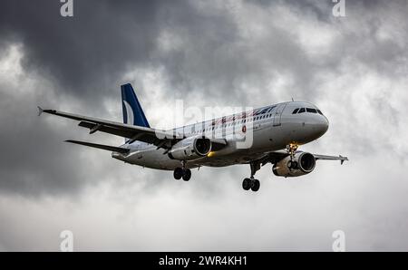 Ein Airbus A320-232 von der türkischen Fluggesellschaft Anadolujet befindet sich im Landeanflug auf den Flughafen Zürich. Registrierung YL-LDI. (Zürich Stockfoto